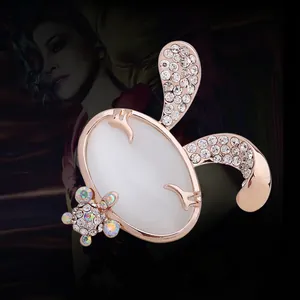 Squisita spilla a coniglio in oro rosa con grande pietra opale e cristalli scintillanti