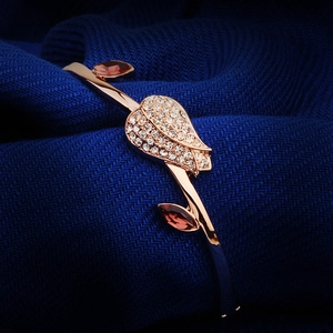Bracelet tulipe élégant en or rose orné de cristaux blancs et de pierres rouges marquises