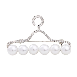 Broche cintre argentée avec strass scintillants et six perles blanches rondes élégantes