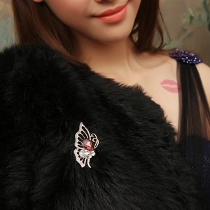 Broche papillon élégante avec cristal rouge sur col en fausse fourrure noire