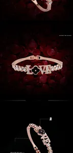Dettaglio del bracciale placcato oro rosa con scritta LOVE, quadrifoglio nero e cristalli