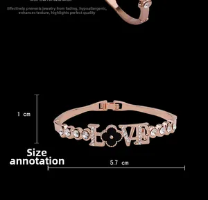 Dettaglio del bracciale LOVE oro rosa con micro-pavé di zirconi e motivo a quadrifoglio