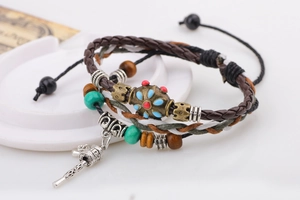 Vue détaillée d'un bracelet multicouche en cuir tressé avec perles turquoise et en bois