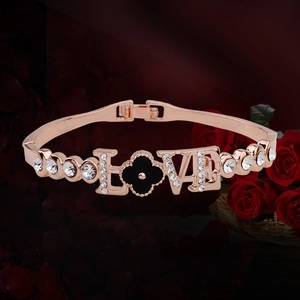Bracciale LOVE oro rosa con quadrifoglio nero e cristalli su sfondo floreale