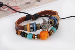 Détail du bracelet en cuir bohème avec perles turquoise et pendentif en forme de feuille