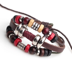 Détail d'un bracelet en cuir multicouche vintage avec perles ethniques et anneaux métal