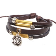 Vue détaillée du bracelet en cuir multicouche avec pendentif rose argentée et perles métal