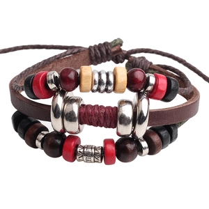 Détail du bracelet multicouche en cuir avec perles en bois et cordon réglable