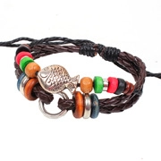 Bracelet ethnique tressé en cuir avec perles en bois colorées et breloque poisson argentée