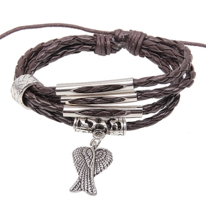 Détail du bracelet en cuir tressé marron foncé avec pendentif aile argentée et perles