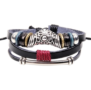 Détail d'un bracelet multicouche en cuir avec accents argentés et perles colorées