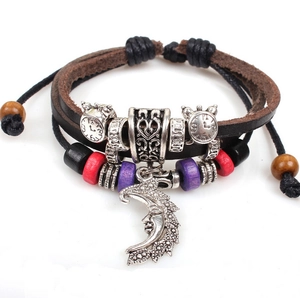 Détail d'un bracelet multicouche en cuir vintage avec pendentif lune et perles