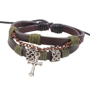 Vue détaillée du bracelet multicouche en cuir avec pendentif croix et accents métalliques