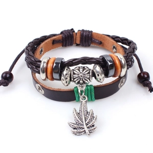Détail du bracelet multicouche en cuir vintage avec pendentif feuille et perles en bois