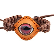 Détail du bracelet en cuir tressé avec écusson orange et perle rouge en œil de chat