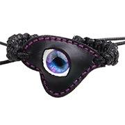 Détail d'un bracelet en cuir punk avec un œil en verre bleu et des coutures violettes