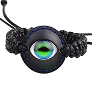 Détail d'un bracelet en cuir tressé avec perle œil de démon vert et coutures bleues