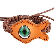 Détail du bracelet tressé en cuir avec pendentif poisson orange et pierre œil de chat