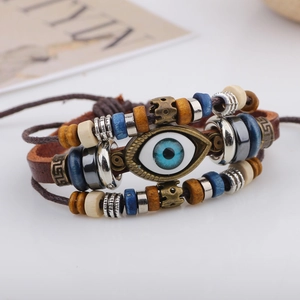 Bracelet multicouche en cuir fait main avec perle œil bleu et accents vintage en bois