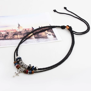 Collier croix rétro avec cordon en cuir tressé et perles de bois colorées pour homme et femme