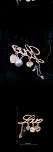 Détail de la broche Love or rose avec breloques escarpin et cœur en strass brillant