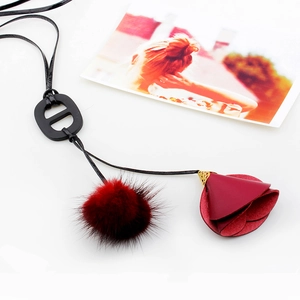 Collier Longue avec Pompon en Cuir Fleur pour Femmes Pendentif en Alliage avec Boule de Poils Chaîne de Pull Bijoux Mode