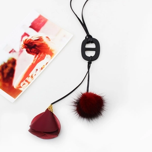 Long collier de pull avec pendentif fleur bordeaux et détails de perles noires élégantes