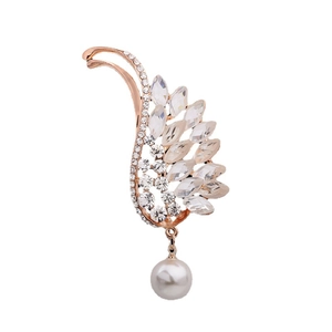 Ear cuff a piuma in oro rosa con cristalli bianchi ed elegante ciondolo in perla