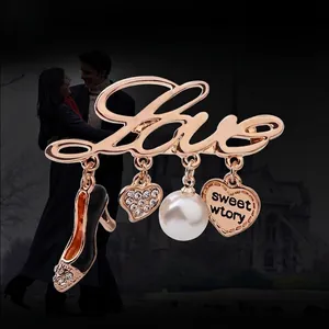 Broche Lettre Love Vintage en Or Rose pour Femme Alliage Strass Talon Haut Cœur Künstliche Perle Charm Épingle Élégant Bijoux Banquet