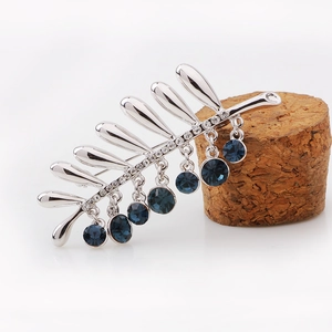 Eleganter silberner Blatt-Anstecker mit blauen Zirkon-Anhängern und Kristallen