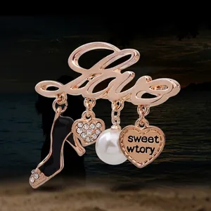 Broche Love dorée élégante avec escarpin en strass, pendentif cœur et perle blanche