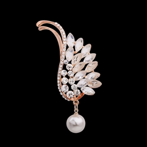 Spilla ad ala d'angelo in oro rosa con strass scintillanti e pendente di perla