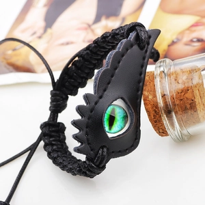 Bracelet tressé en cuir avec œil de dragon vert et ailes noires stylisées