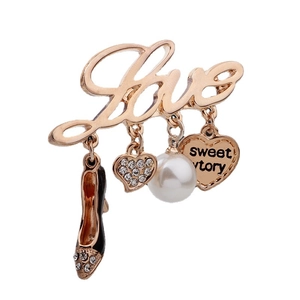 Broche Love dorée élégante avec escarpin en strass et pendentifs en perles sur blanc