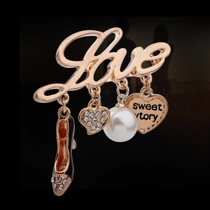 Broche Love en or rose avec escarpin, cœur et pendentifs perles pour robes de soirée