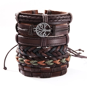 Détail macro de bracelets en cuir multicouches avec pendentif en métal Arbre de Vie