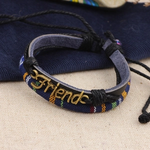 Bracciale intrecciato stile bohémien con ciondolo Friend in metallo e cordino regolabile