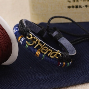 Bracciale dell'amicizia bohémien in pelle intrecciata con ciondolo Friend in bronzo