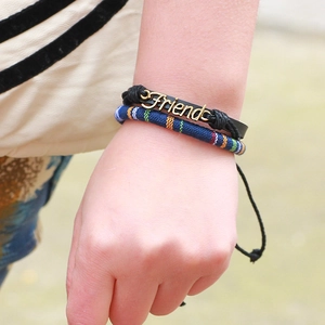 Set braccialetti dell'amicizia intrecciati con scritte dorate e cordino blu etnico