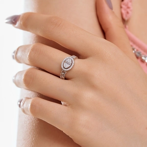 Bague en argent S925 style gourmette avec zircon ovale sur la main d'un modèle