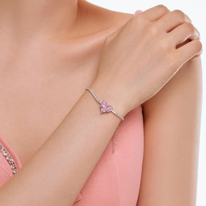 Pink heart-shaped zircon tennis bracelet in 925 sterling silver worn by a model