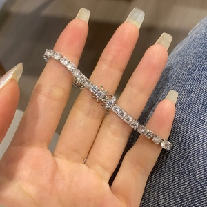 Elegante bracciale tennis in argento 925 da 4mm con brillanti zirconi indossato al polso
