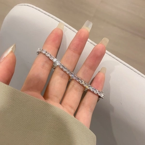 Dettaglio del bracciale tennis in argento 925 con zirconi da 4mm su polso donna