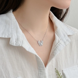 Detailopname van de zilveren vlinderhanger met glinsterende zirkonia edelstenen