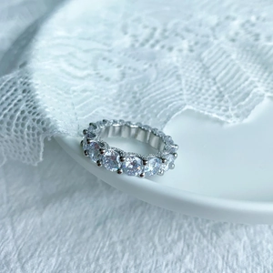 Macro d'une bague éternité en argent 925 avec pavage complet de diamants ronds brillants