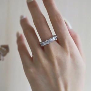 Gros plan d'une bague éternité en argent S925 avec diamants ronds brillants et luxueux