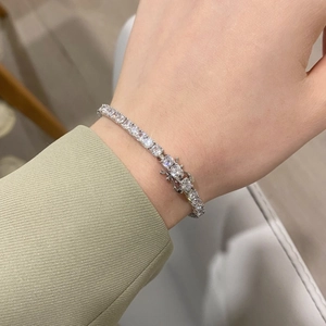 Dettaglio del bracciale tennis in argento 925 con zirconi cubici e chiusura di sicurezza
