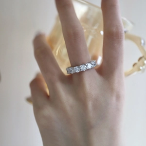 Gros plan sur la bague d'éternité en argent 925 avec rangée de zircons étincelants