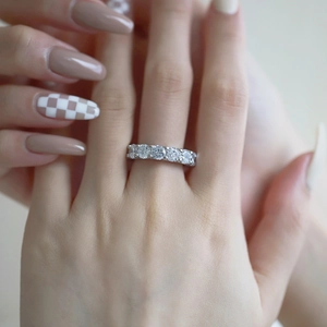 Détail d'une bague en argent sterling S925 avec cinq diamants étincelants portée à la main