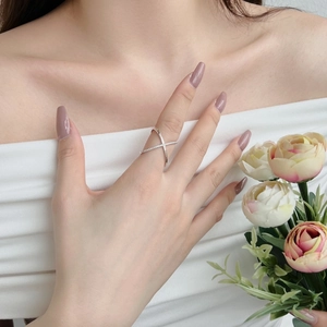 Elegant S925 sterling silver X-shaped crisscross ring with pavé sparkling cubic zirconia